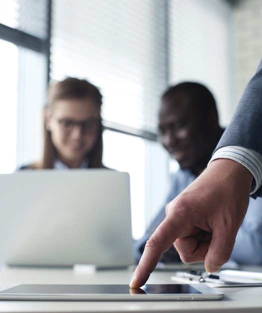 Asesor empresarial analizando cifras financieras que denotan los avances en el trabajo de la empresa