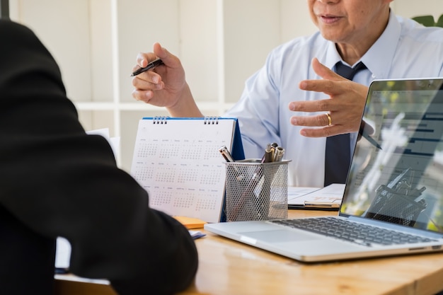 Foto asesor empresarial analizando cifras financieras que denotan el progreso del documento de verificación del servicio de impuestos internos. concepto de auditoría