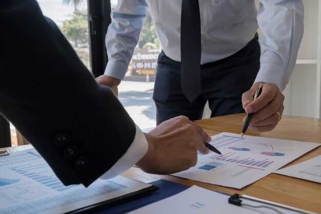 Foto asesor empresarial analizando cifras financieras que denotan el progreso del documento de verificación del servicio de impuestos internos. concepto de auditoría