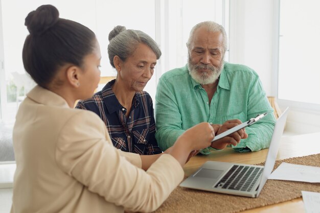 Foto un asesor financiero discutiendo información con una pareja