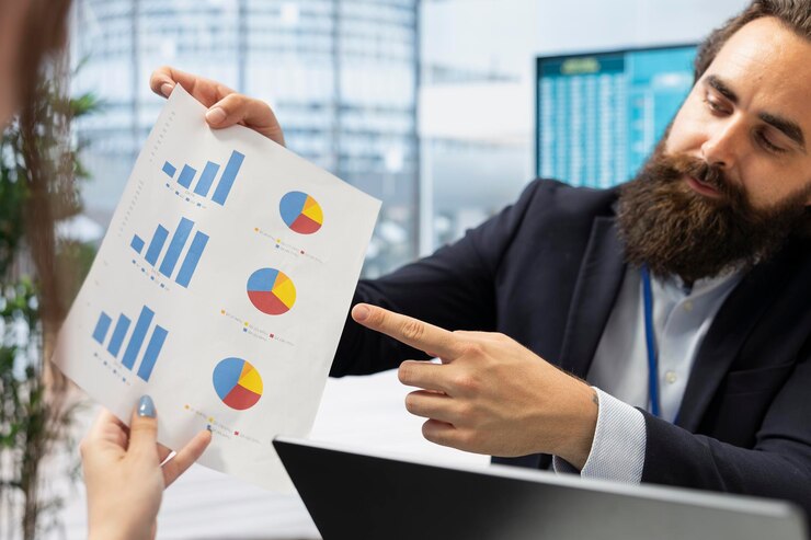 Foto el asesor financiero habla con la familia mostrándoles diagramas de primer plano