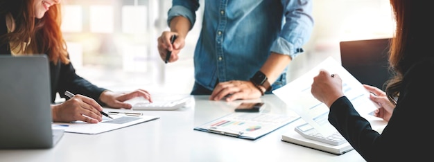 Asesor de gente de negocios dos personas de negocios hablando de planificación analizar inversiones y marketing en tableta en la oficina