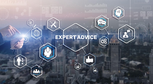 Asesoramiento de expertos Mano de empresario tocando la inscripción en la pantalla virtual