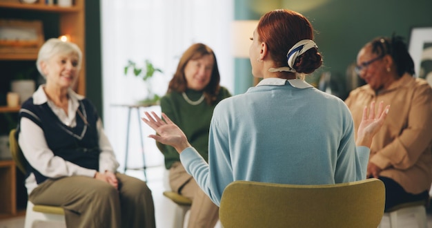 Asesoramiento de terapia de grupo y mujeres con terapeuta para apoyar la psicología y la discusión de la salud mental Círculo de personas escuchando a un psicólogo hablando y terapia de TCC para ayudar con el envejecimiento