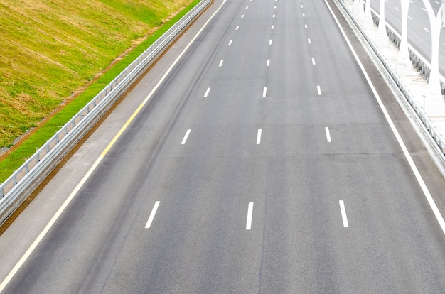 Asfalto de carretera de varios carriles vacío deja las marcas.