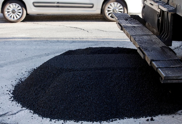 asfalto granular negro azulado en el suelo al aire libre