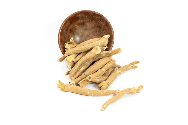 Ashwagandha ou aswaganda ou ginseng indiano é um medicamento Ayurveda em fundo plano isolado de caule