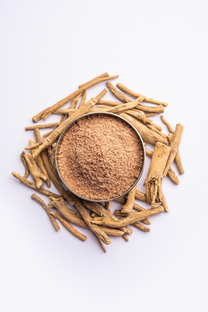 Ashwagandha ou Aswaganda ou Ginseng indiano é um medicamento ayurvédico em forma de caule e pó