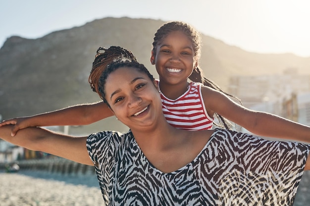 Así de divertido fue tener Retrato de una madre y su pequeña hija disfrutando de un tiempo de calidad juntos en la playa