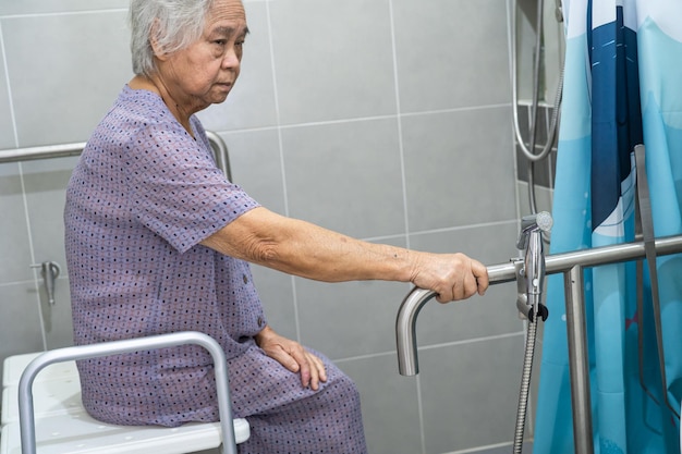 Asia anciana o anciana mujer paciente uso inodoro baño manejar seguridad en enfermería sala de hospital, concepto médico fuerte y saludable.