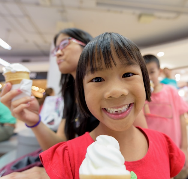 Asia chica comiendo helado