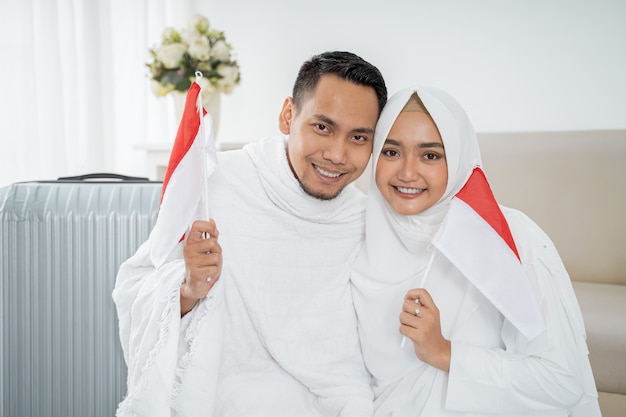 Asia esposa y esposo sosteniendo la bandera nacional de indonesia