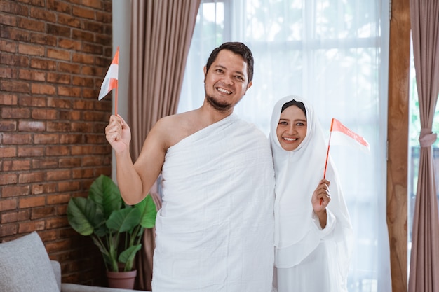 Asia esposa y esposo sosteniendo la bandera nacional de indonesia