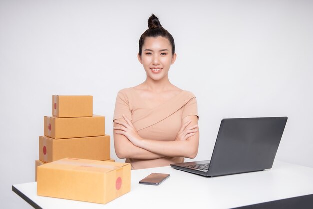 Asia Frau Start für Business Online. Menschen mit Online-Shopping-KMU-Unternehmer oder freiberuflichem Arbeitskonzept.