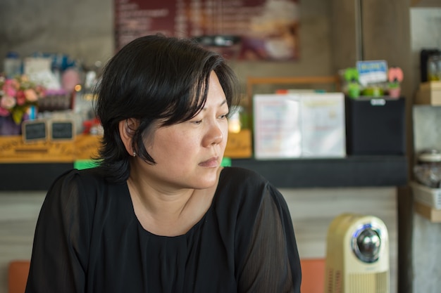 Asia Frauen denken in Coffee-Shop