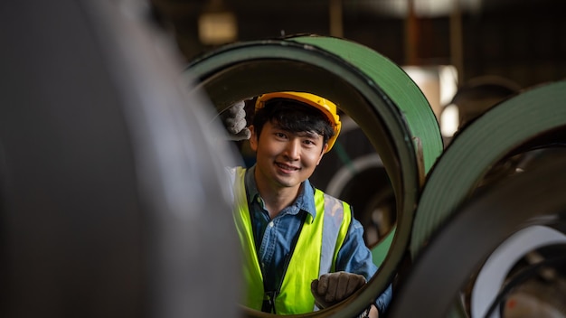 Asia Heavy Industry Foreman trabajador factorial verificar stock de rollos de acero metálico hoja de material en la línea de producción de la fábrica de fabricación