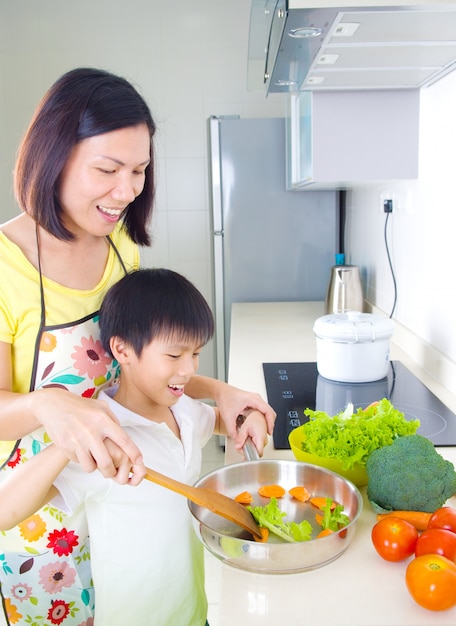 Asia madre e hijo en la cocina