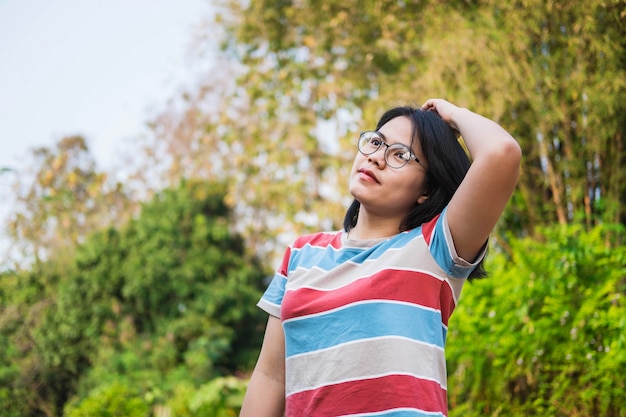 Asia mujer estilo de vida en natural