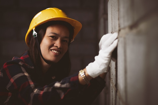 Asia mujer, ingeniero que trabaja en el sitio trabaja con feliz.