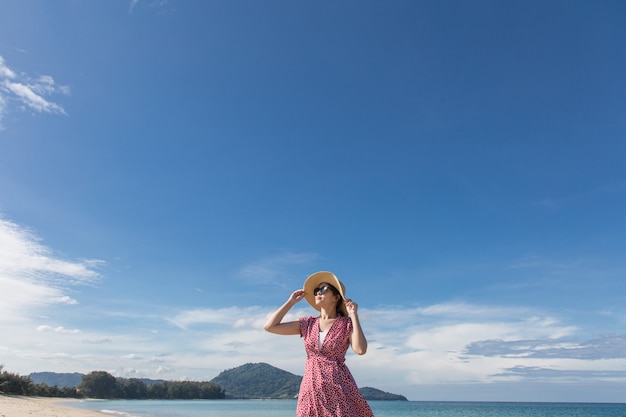 Foto asia mujer en la playa vacaciones de verano