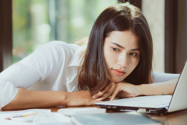 Asia mujer relajarse del trabajo duro.