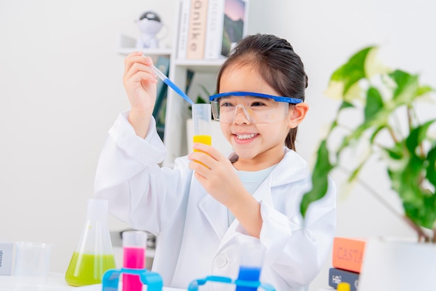 Asia niña ciencia