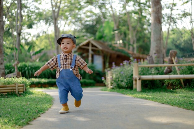 Asia niño niño niño jugando al aire libre