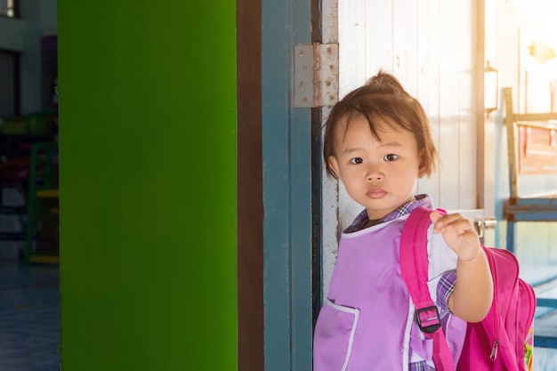 Asia preescolar niña estudiante en general uniforme y bolso rojo ir a la escuela, de regreso a la escuela.