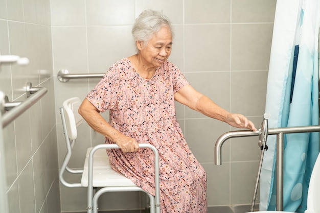 Asia senior o anciana anciana mujer paciente uso inodoro baño manejar seguridad en hospital de enfermería concepto médico fuerte y saludable