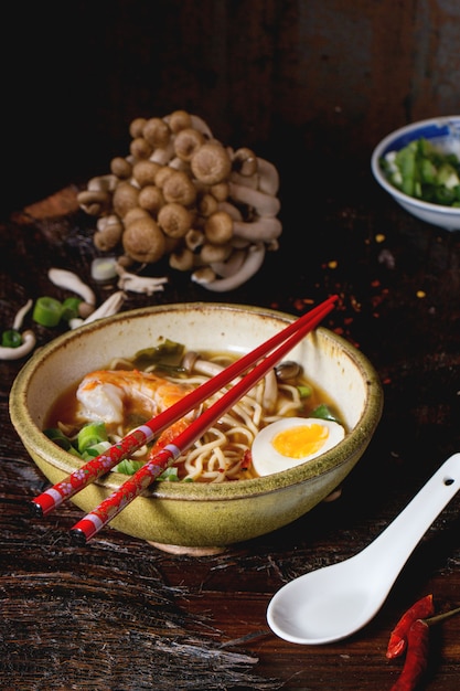 Asia sopa de ramen con camarones