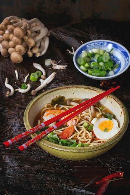 Asia sopa de ramen con camarones