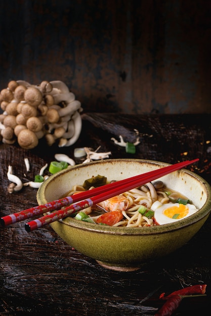 Asia sopa de ramen con camarones