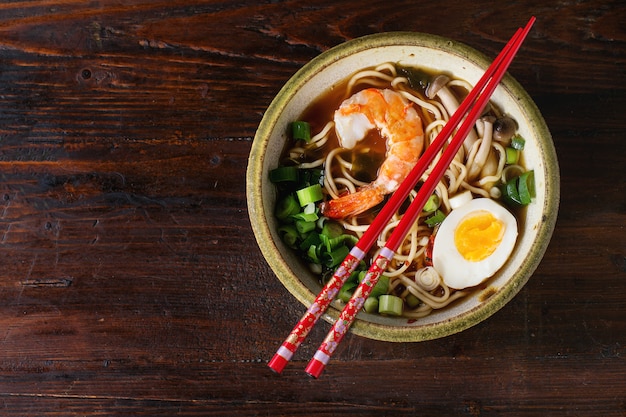 Asia sopa de ramen con camarones