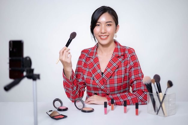 Asia Woman Beauty Blogger macht Make-up, Bewertungen Beauty-Produkt für Video-Blog