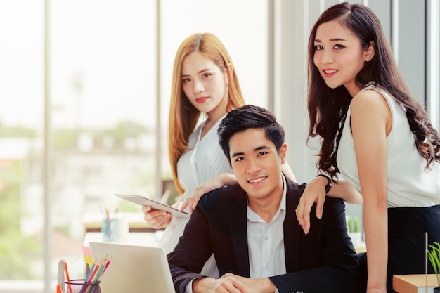 Foto asian business team standing portrait trabajadores exitosos de la compañía