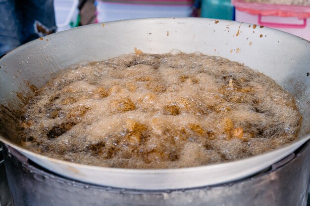 Asian Fried Chicken werden in der großen Pfanne mit Palmöl gebraten