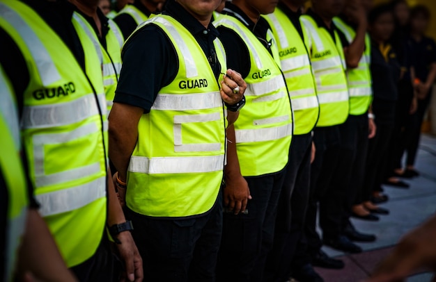 Foto asian securities and guards se encuentra en la fila reuniéndose y esperando la orden del comandante en el evento de concierto de tailandia.