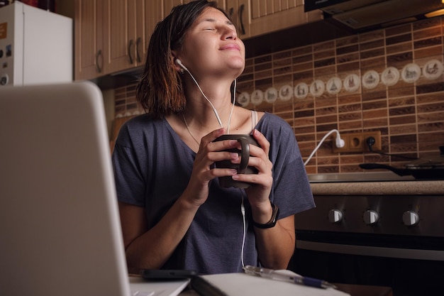 Foto asian woman freelancer vortrag und arbeiten am laptop zu hause