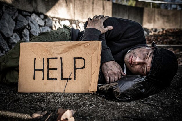 Asiate ist obdachlos an NebenstraßeEin Fremder muss alleine auf der Straße leben, weil er keine Familie hat