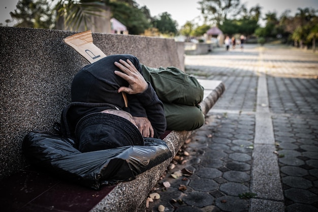 Asiate ist obdachlos an NebenstraßeEin Fremder muss alleine auf der Straße leben, weil er keine Familie hat