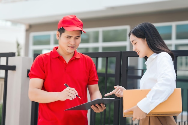 Asiaten erhielten eine Produktbox von einem männlichen Lieferanten. Moderne E-Commerce-Hauslieferungen. Bequeme Einkaufserfahrung. Vertrauenswürdiger Haustürservice.