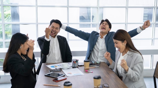 Asiaten im Büro