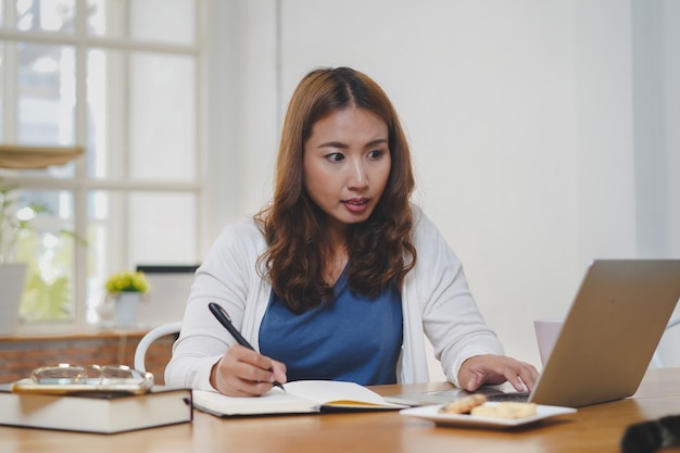 Foto asiaten lernen online-kurs über das internet vom laptop