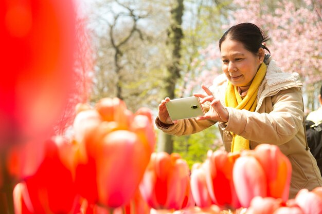 Asiaten nehmen Foto Tulpen Blume Keukenhof Bauernhof. Frühling .