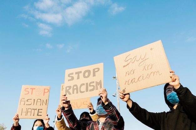 Foto asiaten protestieren auf der straße gegen rassismus