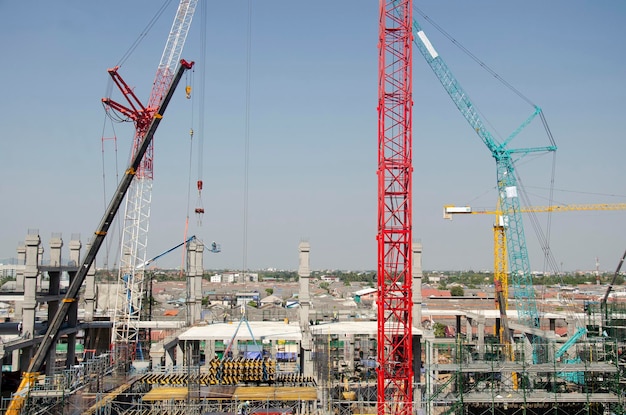 Asiaten und thailändische Arbeiter mit schweren Maschinen arbeiten Baumeister Neubau auf Baustelle Hochhaus auf Gerüst in der Hauptstadt Bangkok Thailand