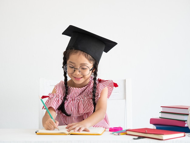 Asiática linda garota com um livro na mesa