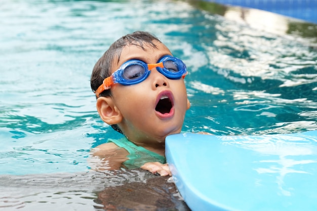 Foto asiático, garoto bonito, aprecie nadar na piscina