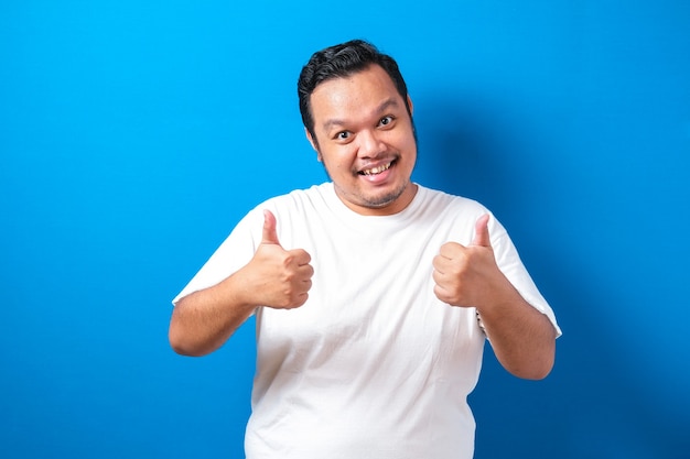 Asiático gordo vestindo uma camiseta branca isolada