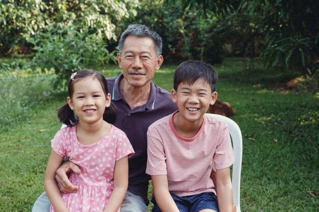 Asiático, grandchildren, rir, com, seu, avô, parque, feliz, asiático, homem sênior